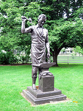 Памятник основателю компании John Deere